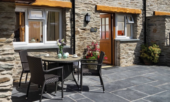 Abercych Cottage | CYCH COTTAGE, pet friendly, luxury holiday cottage in Cenarth