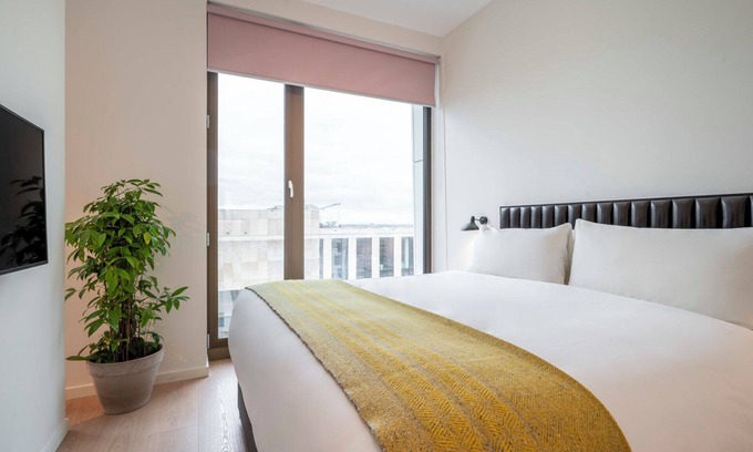 Zuidas Hotel | Cyclist-Friendly Stay! Full Kitchen, Near to Moco Museum and Rijksmuseum