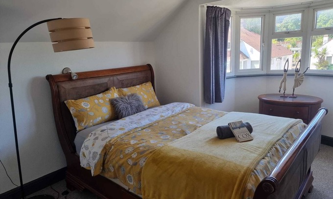 Little Holland Apartment | Cyrus House 2 bed apartment