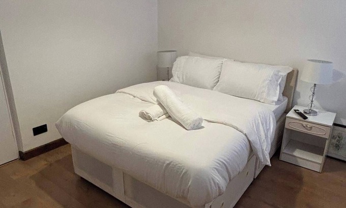 River House | Dagenham - Stay 5 - Garden - Parking - PetFriendly