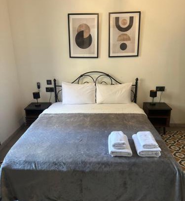 Paola Apartment | Dahlia apartment - Paola Modern Townhouse