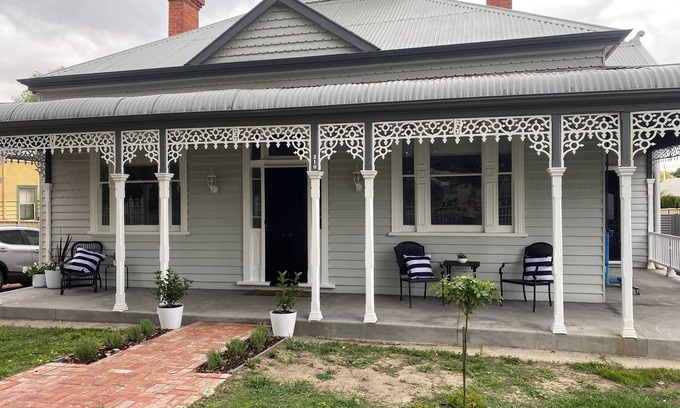 Golden Square House | Daisy Cottage - 4 bedrooms, Close to CBD