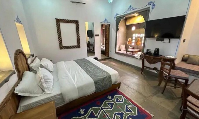 Lake Swaroop Sagar House | Dakhsina haveli heritage Deluxe room