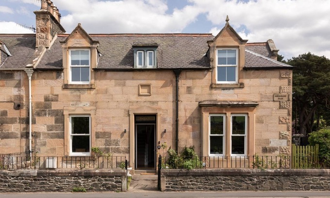 Peebles House | Dalgety, Peebles - sleeping 8 guests in 4 bedrooms