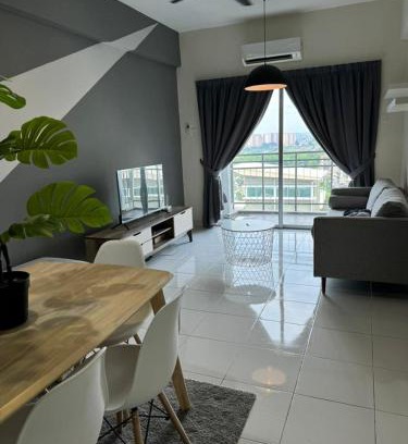 Taman Sri Muda Apartment | Damai Vacation Stay 7 pax 3 Free Parking