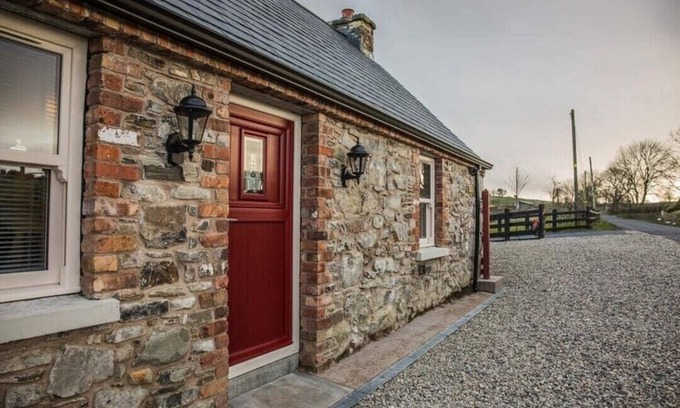 Dromore Cottage | Dan’s Wee Cottage - Slieve Croob, Dromara (hot tub included in price)