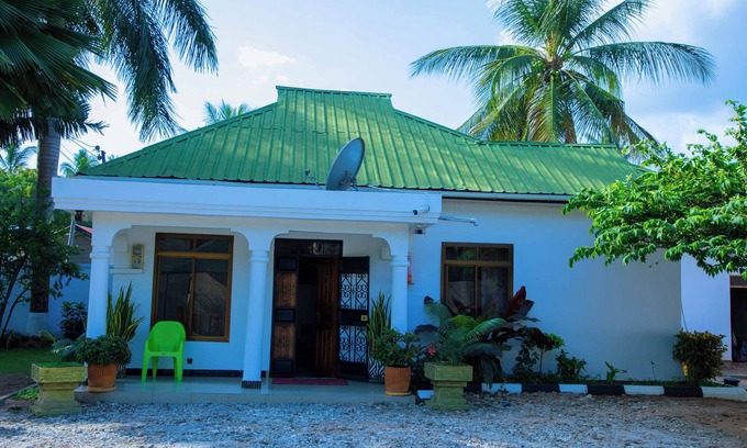 Dar es Salaam Villa | Dar es Salaam-Sleeps8-Parking-Garden-Pet Friendly