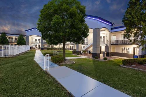 Austintown Hotel | Days Inn by Wyndham Austintown