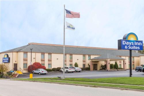 Bloomington Hotel | Days Inn & Suites by Wyndham Bloomington/Normal IL
