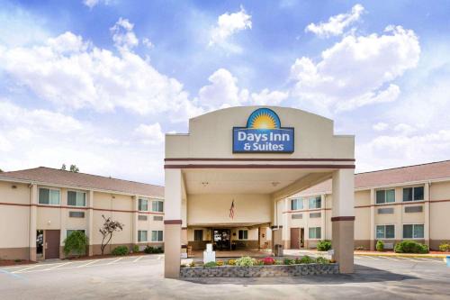 Bridgeport Hotel | Days Inn & Suites by Wyndham Bridgeport - Clarksburg