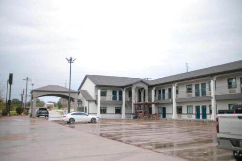 Gonzales Hotel | Days Inn & Suites by Wyndham Gonzales TX