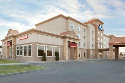 Leduc Hotel | Days Inn & Suites by Wyndham Edmonton Airport