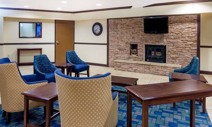 Bridgeport Hotel | Days Inn & Suites by Wyndham Bridgeport - Clarksburg
