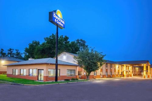 Waterloo Hotel | Days Inn & Suites by Wyndham Waterloo
