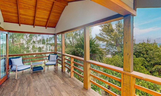 Caye Caulker Cottage | Dazzling beach stay with a balcony - pool, bikes, canoes, grill, & dock access