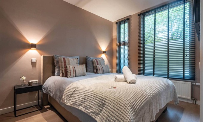 Amsterdam South Apartment | De Tulp Luxury in Leafy Amsterdam Zuid | Near Forest, Free Parking & Transit