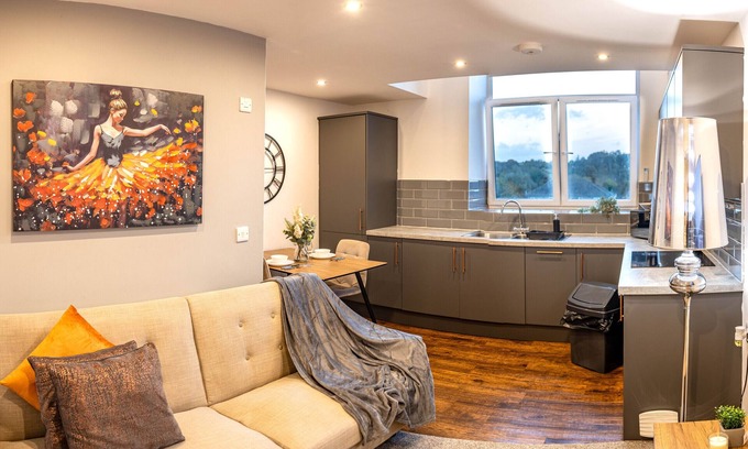Kirkheaton Apartment | Dealhouse Large 2-Bedroom Apartment for 6 Guests