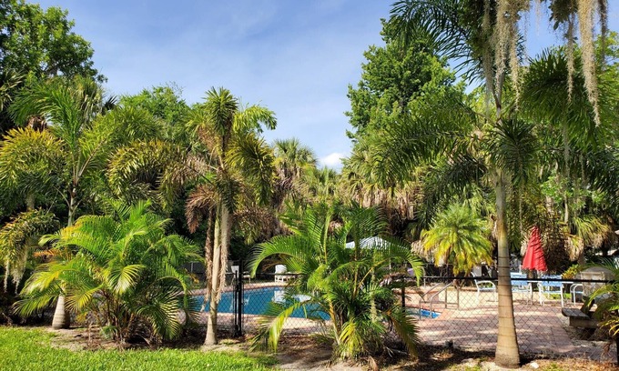 Florida Shores House | DEALS up 2026 BEACH, LARGE POOL, HOTTUB, GRILL,PET, F.YARD,