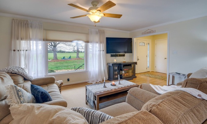Bealeton House | Deck & Pastoral Views! Bealeton Farmhouse Escape