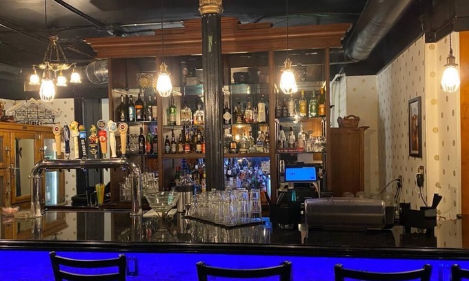 Maquoketa Hotel | Decker Hotel & Bar
