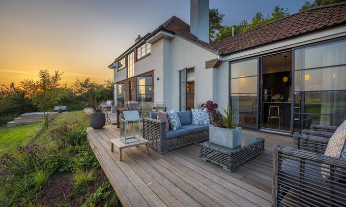 Dundon House | Decoy Farm House - a house that sleeps 6 guests in 3 bedrooms