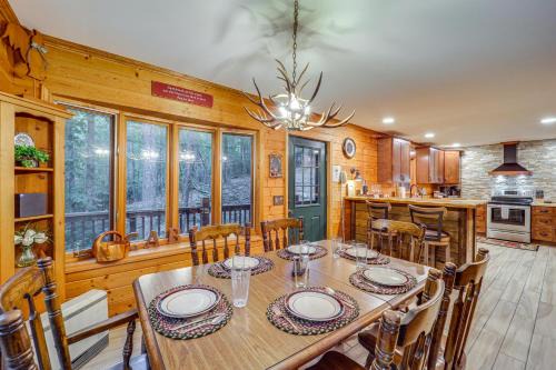 Deep Gap House | Deep Gap Cabin with Private Deck and Community Perks!