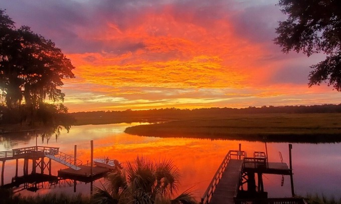 Meridian House | Deep water dock in Darien, GA, w/screened in porch, fishing, kayaks, & bikes