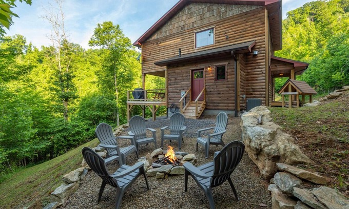 Mars Hill Cabin | Deer Field Cabin Fire Pit and Mountain Views!