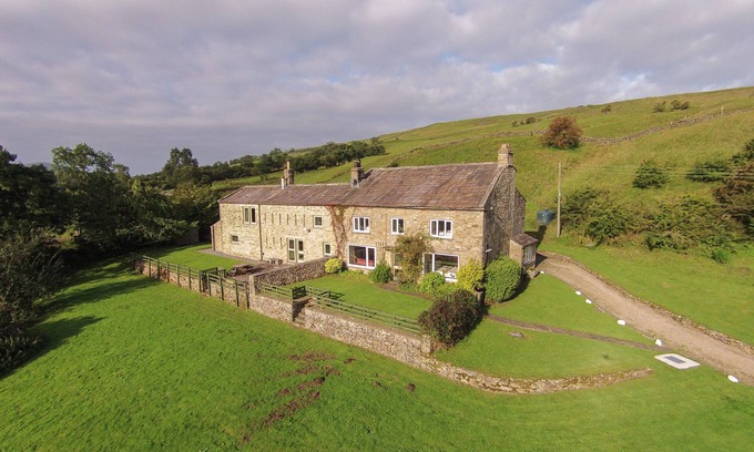 Horsehouse Cottage | DEERCLOSE WEST FARMHOUSE, pet friendly, with open fire in Horsehouse