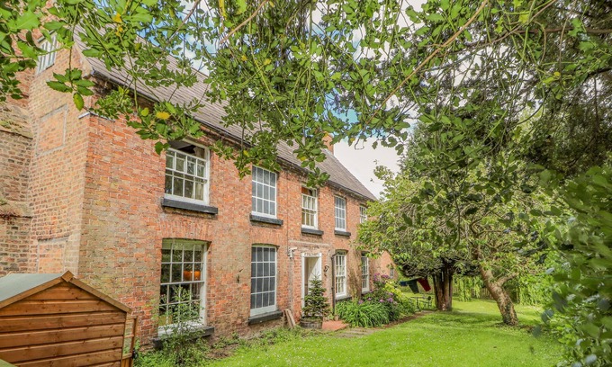 Holt Cottage | DEESIDE FARM COTTAGE, romantic, character holiday cottage in Farndon