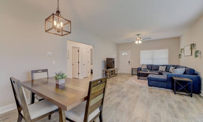 Cayce House | Deja Blue by Heartwood | 10 Mins to Downtown