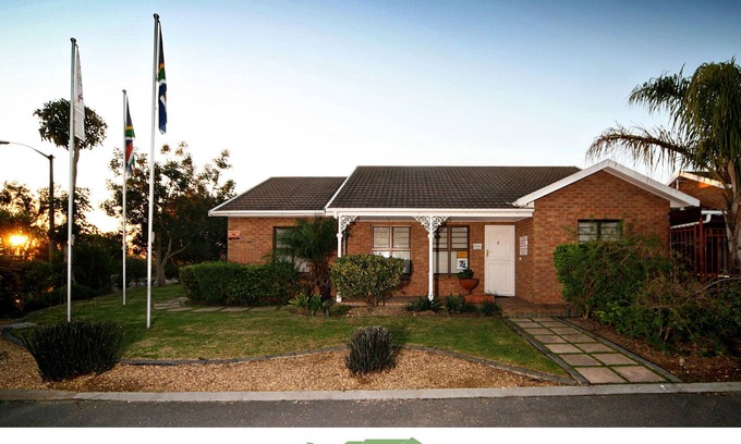Trawal House | DeKeurboom Guesthouses. (Green Cottage)