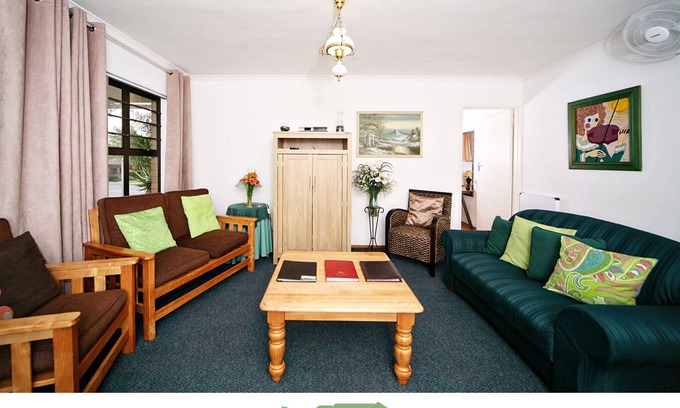 Trawal House | DeKeurboom Guesthouses. (Blue Cottage)