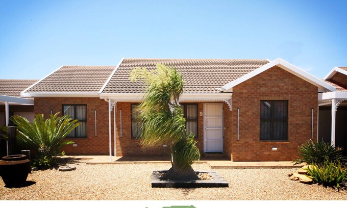 Trawal House | DeKeurboom Guesthouses. (Weslyn Luxury Cottage)