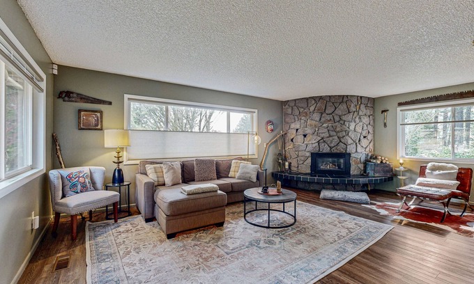 Stevenson House | Del Ray Retreat | Dog-friendly house in Stevenson with deck & 2 fireplaces