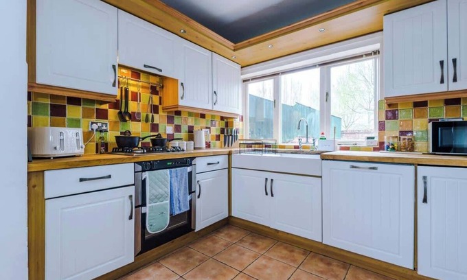 Port Sunlight House | Delightful 3 bedroom home with parking and garden