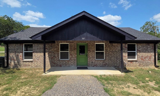 Atoka House | Delightful 3-bedroom house with AC in Atoka