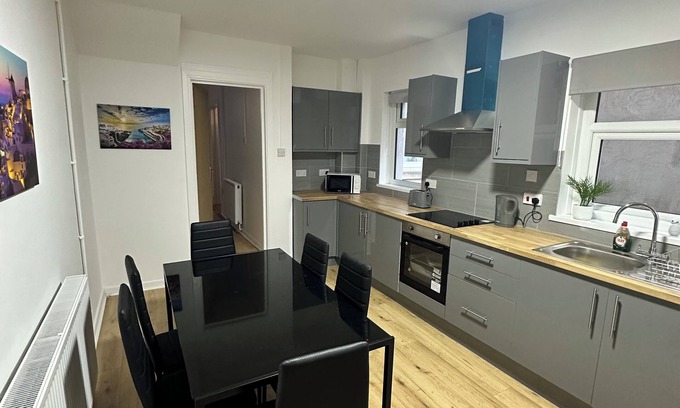 Grangetown House | Delightful 4-bedroom house in Cardiff City Centre