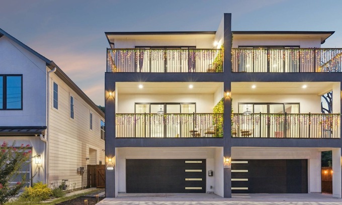 West Dallas House | Delightful 4-bedroom townhome with AC in Downtown Dallas