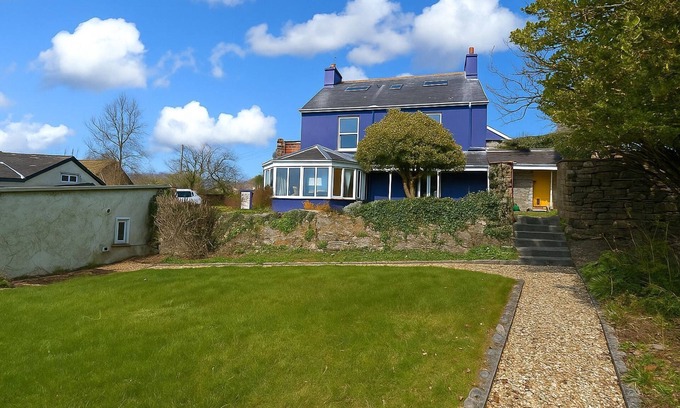 Laugharne Cottage | Delightful 6 Bedroom Cottage with Log Burner & Great Views