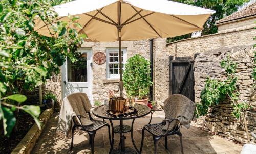 Northleach House | Delightful Cotswold Cottage for two, Log Burner, Garden & Dog Friendly
