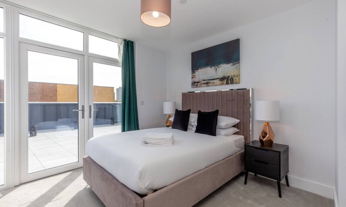Walworth Apartment | Delightful Deluxe South Central Apartment