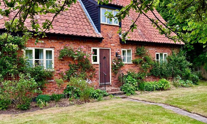 Beccles Cottage | Delightful rural country cottage, Great for families and groups, large garden and a big hot tub!