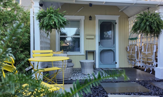 Ocean Grove House | Delightful Seaside Cottage blocks from the beach in Ocean Grove. Sleeps 2