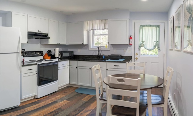Seal Cove Apartment | Delightful Woodland Apartment B