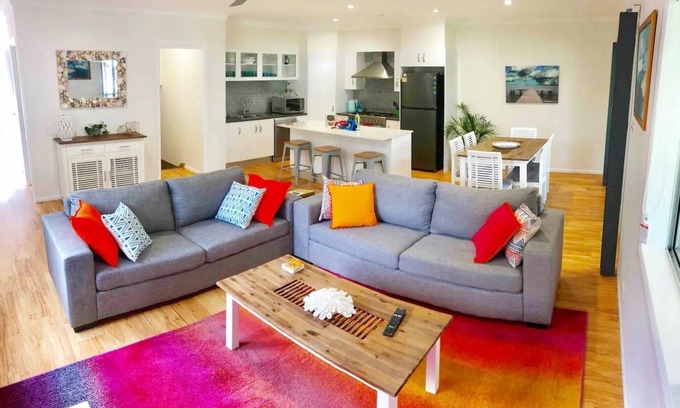 Yamba Apartment | DELUXE 2 bed, 1.5 bath townhouse! Central location, spacious, wifi, garage