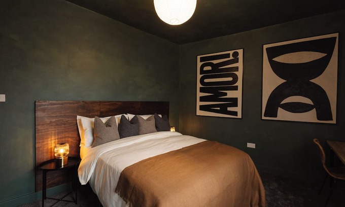 Ashton-under-Lyne House | Deluxe 3 Bedroom Entire House in Greater Manchester w/Cozy Cinema Room