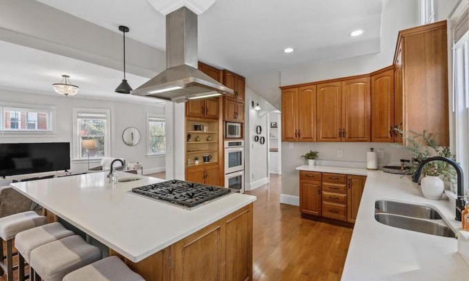 Mount Auburn House | Deluxe 6 Bedroom 3 Min to Downtown w 2-car Driveway