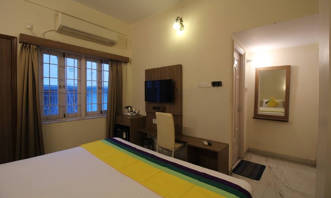 Salt Lake House | Deluxe AC Room at Anamitra Guest House #7