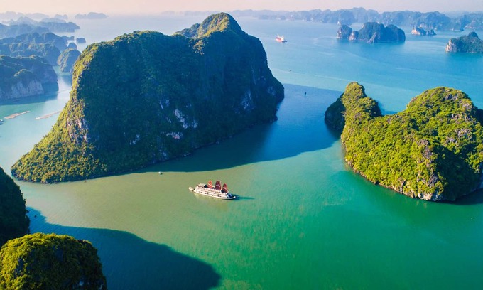 Hon Gai Boat Rental | Deluxe Balcony Cabin on Arcady Boutique Cruise (All inclusive)